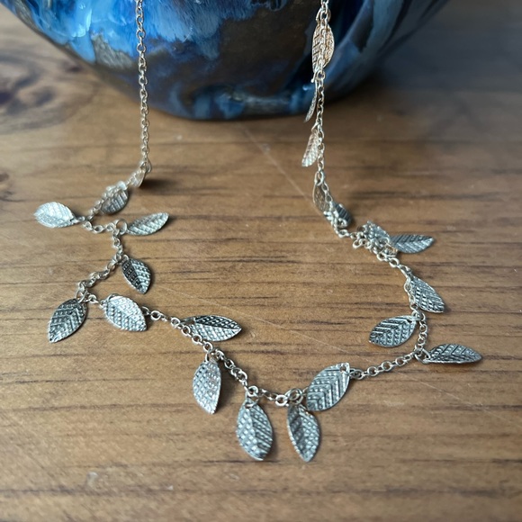 𝔾𝕆𝕃𝔻 𝕋𝕆ℕ𝔼 Garland Leaf Necklace - Picture 2 of 3